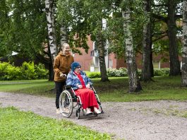 Vie vanhus ulos -kampanja kannustaa ulkoiluseuraksi Ulkoiluseuraksi voi tarjoutua omalle läheiselle, naapurille tai tuttavalle. Kuva: Sakari Röyskö.