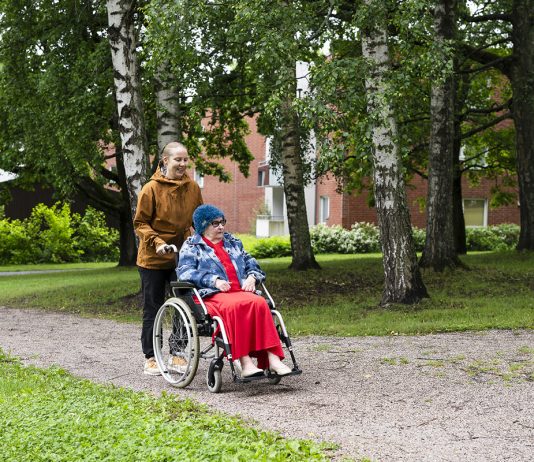 Vie vanhus ulos -kampanja kannustaa ulkoiluseuraksi Ulkoiluseuraksi voi tarjoutua omalle läheiselle, naapurille tai tuttavalle. Kuva: Sakari Röyskö.
