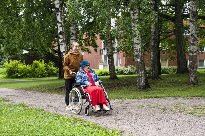 ulkoiluseuraksi-voi-tarjoutua-omalle-laheiselle-naapurille-tai-tuttavalle-web-kuva-sakari-roysko Ulkoiluseuraksi voi tarjoutua omalle läheiselle, naapurille tai tuttavalle. Kuva: Sakari Röyskö.