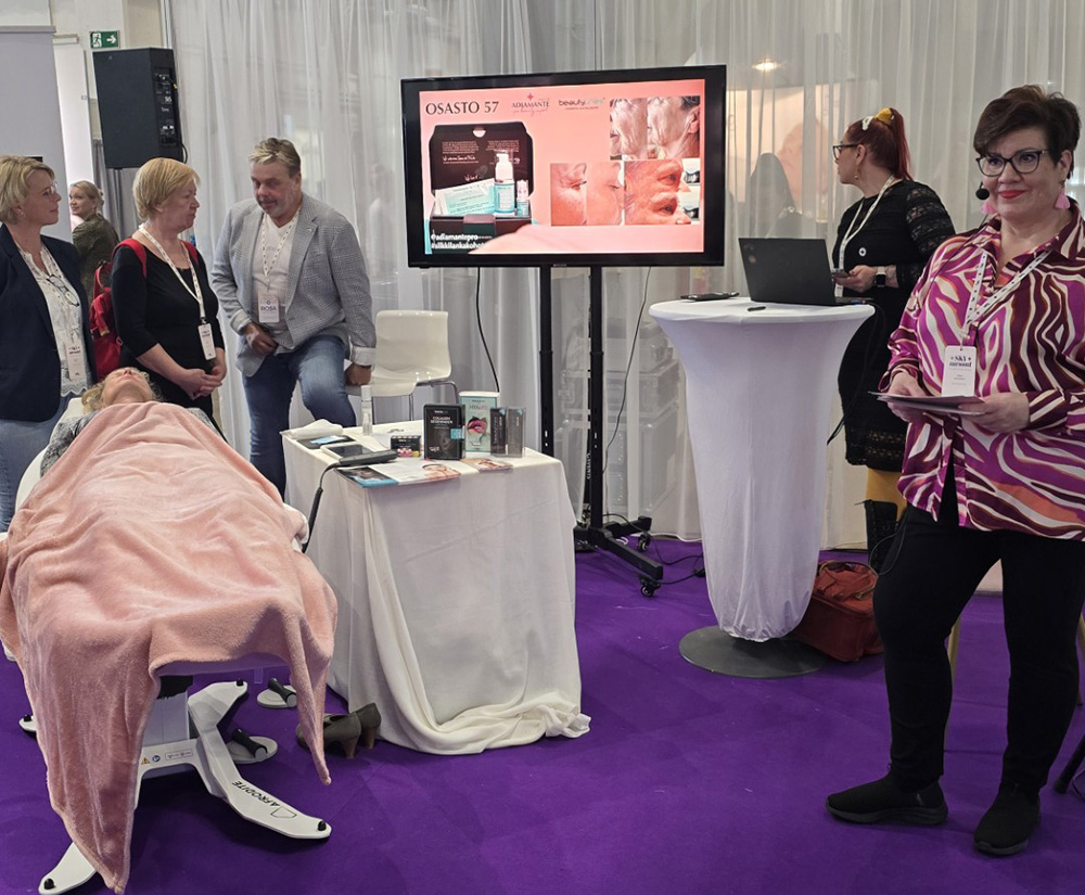 Beautylines® silkkilankakohotus -ammattilaiskoulutus esillä messutapahtumassa. Oikealla Adiamante Pron Anita Mendolin Raisiosta. Kuva: Johanna Hiltunen.