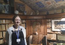 Muistot talteen taiteilijakodista Taiteilijakoti Casa Haartman täyttää tänä vuonna Naantalissa sata vuotta. Museoassistentti Marianne Salovius kertoo juhlavuoden kunniaksi käynnistetystä muistojen keruuprojektista. Kuva: Katariina Mäkinen-Önsoy.