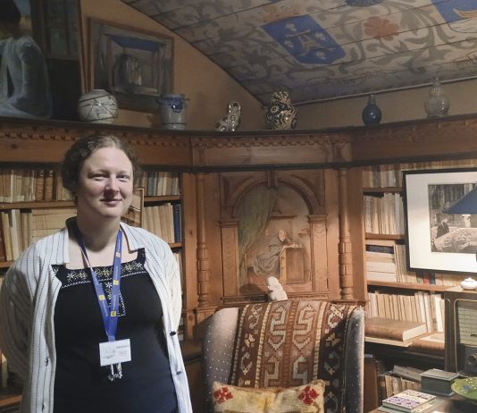 Muistot talteen taiteilijakodista Taiteilijakoti Casa Haartman täyttää tänä vuonna Naantalissa sata vuotta. Museoassistentti Marianne Salovius kertoo juhlavuoden kunniaksi käynnistetystä muistojen keruuprojektista. Kuva: Katariina Mäkinen-Önsoy.