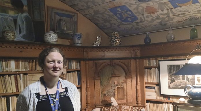Muistot talteen taiteilijakodista Taiteilijakoti Casa Haartman täyttää tänä vuonna Naantalissa sata vuotta. Museoassistentti Marianne Salovius kertoo juhlavuoden kunniaksi käynnistetystä muistojen keruuprojektista. Kuva: Katariina Mäkinen-Önsoy.