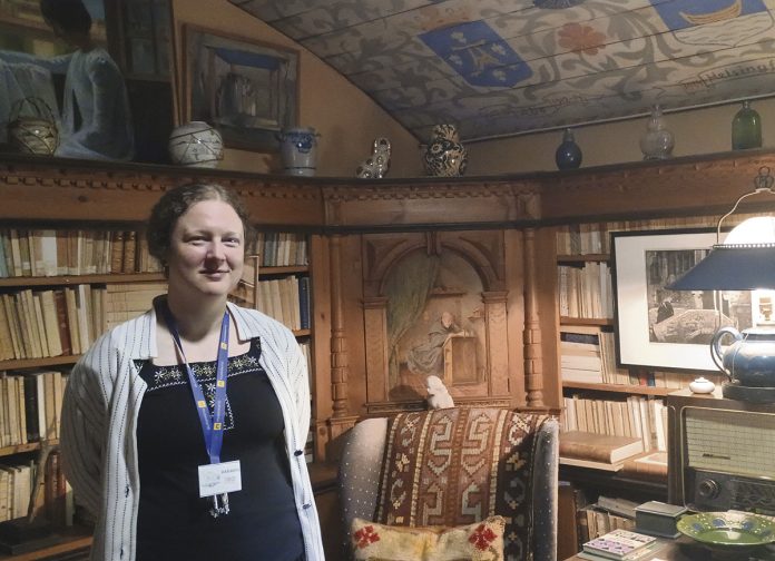 Casa Haartman muistojen keruu web Taiteilijakoti Casa Haartman täyttää tänä vuonna Naantalissa sata vuotta. Museoassistentti Marianne Salovius kertoo juhlavuoden kunniaksi käynnistetystä muistojen keruuprojektista. Kuva: Katariina Mäkinen-Önsoy.