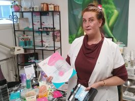 Hyvinvointi | Ihon kiinteyttä voidaan tukea luonnollisesti solutasolla Nousiaisissa asuva ja Mynämäessä yrittävä Sky-kosmetologi Johanna Hiltunen on aloittanut silkkilankakouluttajana. Beautylines®-silkkilankahoidossa yhdistyvät huipputeknologia, luonnon omat tehoaineet ja kokonaisvaltainen hyvinvointi. Kuva: Katariina Mäkinen-Önsoy.