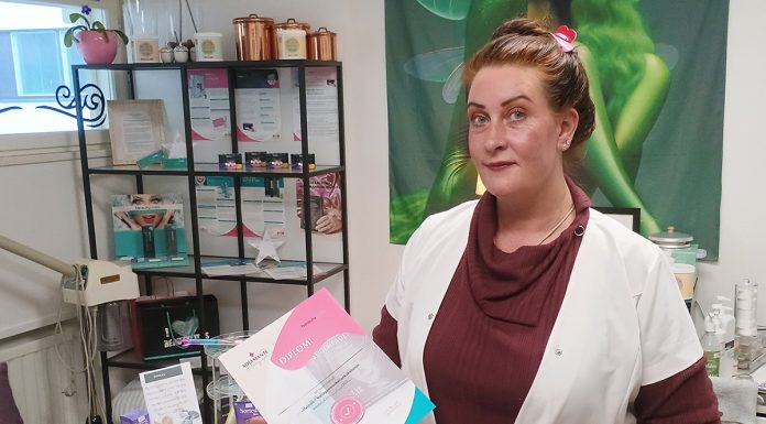 Hyvinvointi | Ihon kiinteyttä voidaan tukea luonnollisesti solutasolla Nousiaisissa asuva ja Mynämäessä yrittävä Sky-kosmetologi Johanna Hiltunen on aloittanut silkkilankakouluttajana. Beautylines®-silkkilankahoidossa yhdistyvät huipputeknologia, luonnon omat tehoaineet ja kokonaisvaltainen hyvinvointi. Kuva: Katariina Mäkinen-Önsoy.