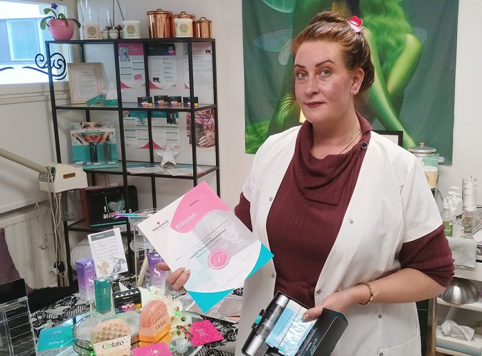 Day Spa Ylellisyys ammattilaiskouluttaja Johanna Hiltunen web Nousiaisissa asuva ja Mynämäessä yrittävä Sky-kosmetologi Johanna Hiltunen on aloittanut silkkilankakouluttajana. Beautylines®-silkkilankahoidossa yhdistyvät huipputeknologia, luonnon omat tehoaineet ja kokonaisvaltainen hyvinvointi. Kuva: Katariina Mäkinen-Önsoy.