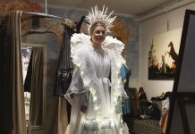 Lumikuningatar 2026 haussa Lumikuningatar 2025 Veera Minni sovittamassa Marjo Haapasalon suunnittelemaa ja valmistamaa pukua Boutique Minnessä, Turussa. Kuva: Lina Toivonen.