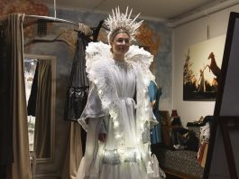 Lumikuningatar 2026 haussa Lumikuningatar 2025 Veera Minni sovittamassa Marjo Haapasalon suunnittelemaa ja valmistamaa pukua Boutique Minnessä, Turussa. Kuva: Lina Toivonen.