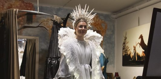 Lumikuningatar 2026 -ehdokkuuksia otetaan vastaan Lumikuningatar 2025 Veera Minni sovittamassa Marjo Haapasalon suunnittelemaa ja valmistamaa pukua Boutique Minnessä, Turussa. Kuva: Lina Toivonen.