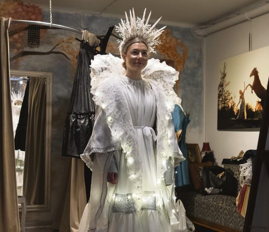 Lumikuningatar 2026 haussa Lumikuningatar 2025 Veera Minni sovittamassa Marjo Haapasalon suunnittelemaa ja valmistamaa pukua Boutique Minnessä, Turussa. Kuva: Lina Toivonen.