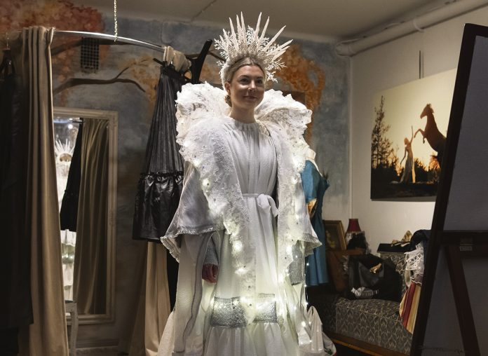 Lumikuningatar 2025 Veera Minni web kuva Lina Toivonen Lumikuningatar 2025 Veera Minni sovittamassa Marjo Haapasalon suunnittelemaa ja valmistamaa pukua Boutique Minnessä, Turussa. Kuva: Lina Toivonen.