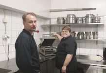 Ateriaali Naantali tukee itsenäistä asumista ja tuo turvaa arkeen Mehiläinen Kotipalvelujen uuden tuotantoyksikön vastuuhenkilöt Sampsa Peltola ja Hilla Heikkilä Naantalin erityisruokavaliokeittiössä. Kuva: Katariina Mäkinen-Önsoy.