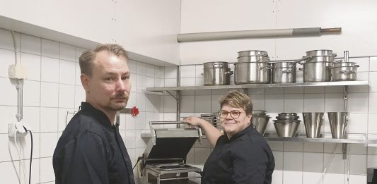 Ateriaali Naantali tukee itsenäistä asumista ja tuo turvaa arkeen Mehiläinen Kotipalvelujen uuden tuotantoyksikön vastuuhenkilöt Sampsa Peltola ja Hilla Heikkilä Naantalin erityisruokavaliokeittiössä. Kuva: Katariina Mäkinen-Önsoy.