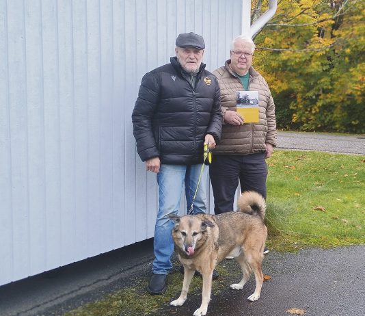 Kirjallisuus | Uusi teos jäljittää Raision purettuja rakennuksia ja muuttunutta maisemaa Kotiseutukirjailija Altti Koivisto ja taittaja Matti Hiltunen kävivät koko Menneen Raision jäljillä – rakennuksia, joita ei enää ole -kirjaprojektin ajan keskustelua lopullisista kuvavalinnoista ja kokonaisuuden hiomisesta. Mukana kirjaesittelyssä on myös Koiviston Halli-koira. Kuva: Katariina Mäkinen-Önsoy.