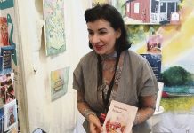 Mökki Galleriassa viihdytään keskusteluiltojen merkeissä Lokakuun alussa järjestetyillä Turun Kirjamessuilla saattoi kohdata kaarinalaisen Mökki Gallerian Sibel Kantolan, joka juhlisti Taikamökin tarinat -teoksen toista painosta. ”Kaikki kirjan tarinat ovat täysin totta – asiat vain sattuvat olemaan luonnostaan erikoisia ja taianomaisia.” hän sanoi. Seuraavaksi tunnelmallisessa mökissä suunnataan katseet tulevaisuuteen suosittujen keskusteluiltojen merkeissä. Kuva: Ragip Önsoy.