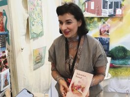 Mökki Galleriassa viihdytään keskusteluiltojen merkeissä Lokakuun alussa järjestetyillä Turun Kirjamessuilla saattoi kohdata kaarinalaisen Mökki Gallerian Sibel Kantolan, joka juhlisti Taikamökin tarinat -teoksen toista painosta. ”Kaikki kirjan tarinat ovat täysin totta – asiat vain sattuvat olemaan luonnostaan erikoisia ja taianomaisia.” hän sanoi. Seuraavaksi tunnelmallisessa mökissä suunnataan katseet tulevaisuuteen suosittujen keskusteluiltojen merkeissä. Kuva: Ragip Önsoy.