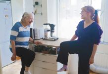 Vapaaehtoiset tuovat liikettä ikäihmisten arkeen Eila Kettunen ja Salla Uhre ovat tyytyväisiä Turun Seudun Vanhustuki ry:n kuntoilukummitoimintaan. Kuva: Katariina Mäkinen-Önsoy.