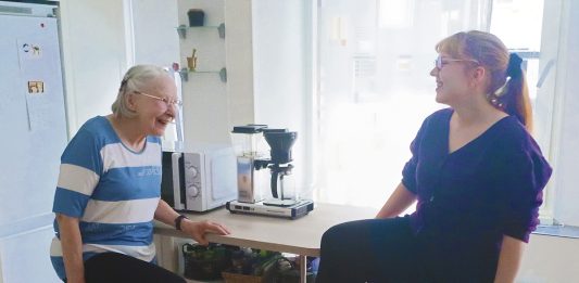 Vapaaehtoiset tuovat liikettä ikäihmisten arkeen Eila Kettunen ja Salla Uhre ovat tyytyväisiä Turun Seudun Vanhustuki ry:n kuntoilukummitoimintaan. Kuva: Katariina Mäkinen-Önsoy.