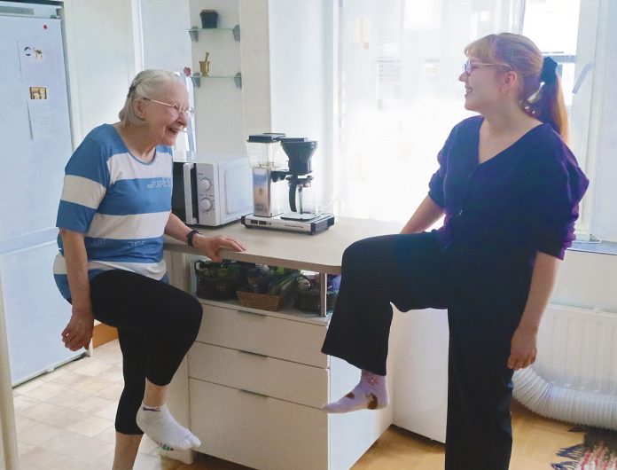 Eila Kettunen ja Salla Uhre ovat tyytyväisiä Turun Seudun Vanhustuki ry:n kuntoilukummitoimintaan. Kuva: Katariina Mäkinen-Önsoy.