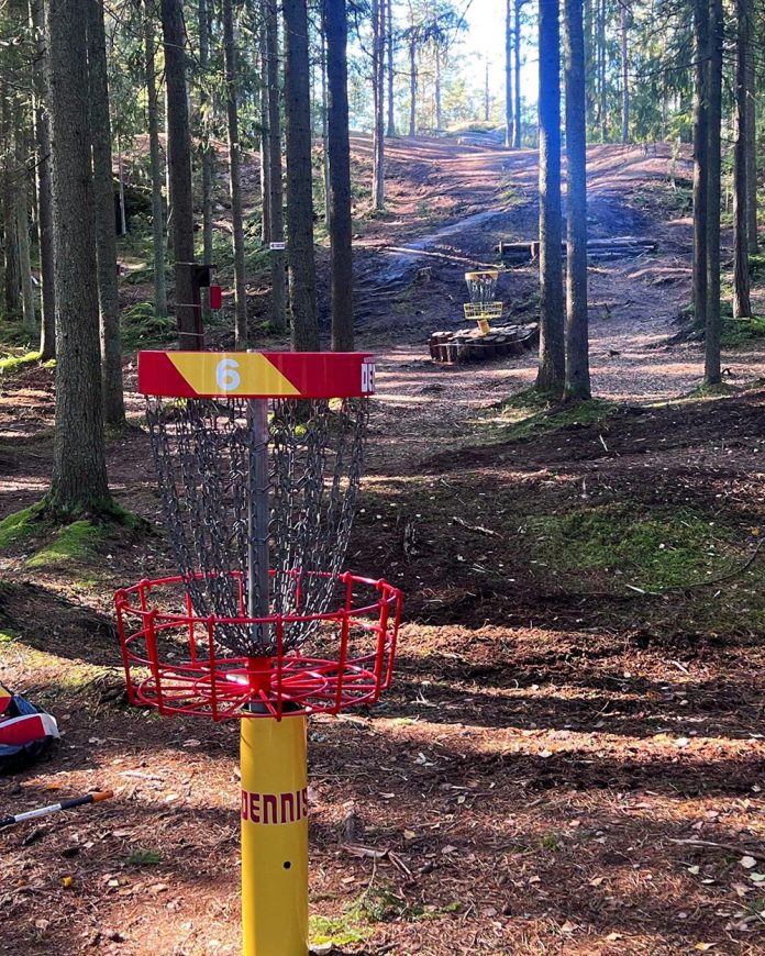 lieto_frisbeegolfrata-web Liedon frisbeegolfrata nousi Varsinais-Suomen suosituimpien joukkoon – yli 4.000 kierrosta kuukaudessa. Kuva: Liedon kaupunki.